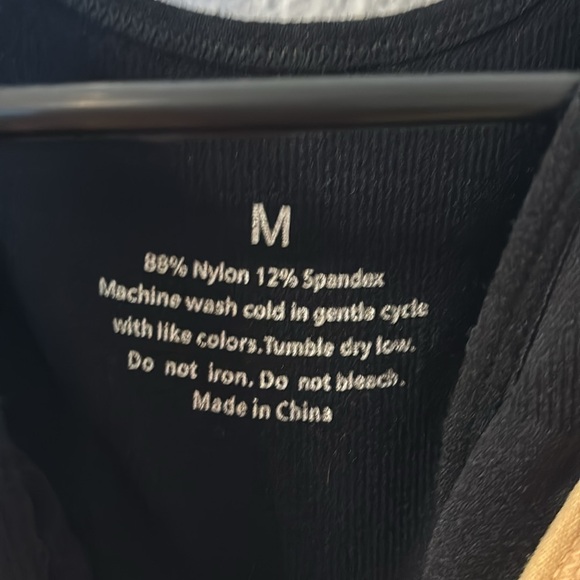 Two pack tank top shape wear size medium - Picture 5 of 6